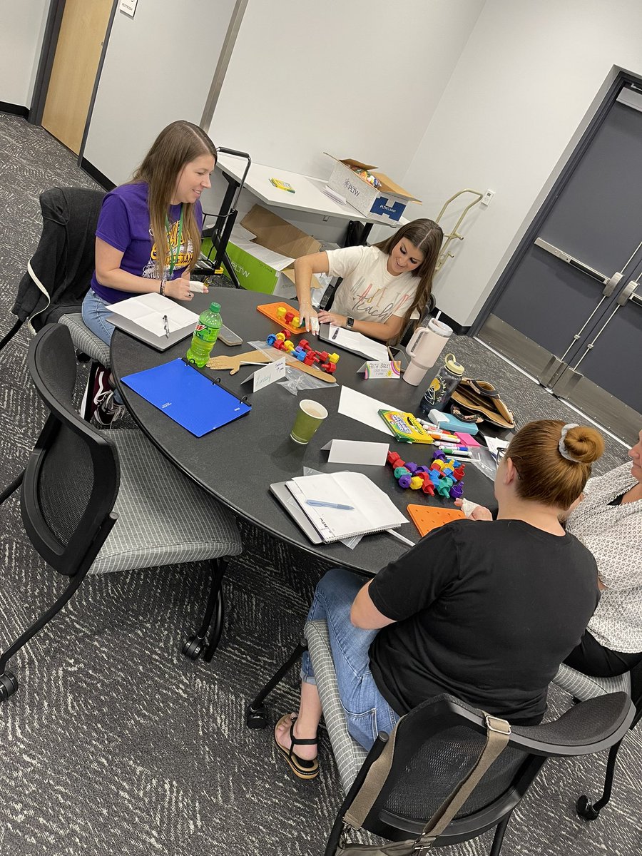 ClaravonM's tweet photo. New K-5 Ts finding out “Why so many bones?” #PLTW @DerbySchoolsKS https://t.co/2asrDlBbUb