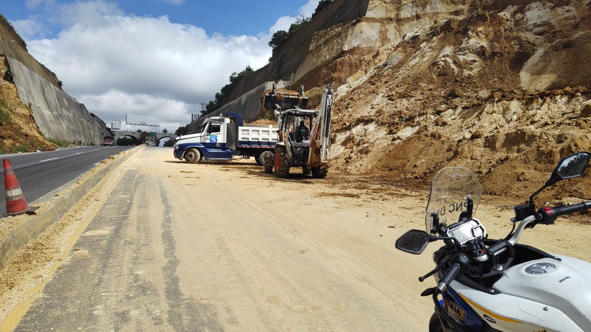DTransitoPNC's tweet photo. Agentes de #TránsitoPNC continúan regulando el tráfico en el kilómetro 60 del Libramiento de Chimaltenango, por quinto día consecutivo.

Además, maquinaria trabaja en el lugar para liberar los carriles obstruidos. https://t.co/Ax0bRLmlnr