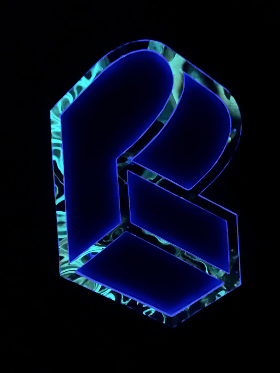 💜ℙ𝕣𝕖𝕥𝕥𝕪 𝕃𝕚𝕘𝕙𝕥𝕤💙

Who is seeing him the Soundship Space System tour? 👀🚀

Now available on our website

🏷️ $1️⃣7️⃣5️⃣
Size: 17” x 23”
Glow in the dark 🔦🔆