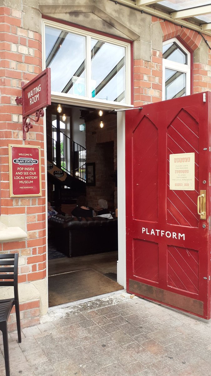 DoorsNo3828's tweet image. #Irlam railway station.....welcome to the waiting room #trains #nocontextdoors #dailydoor #AdoorableThursday #doors