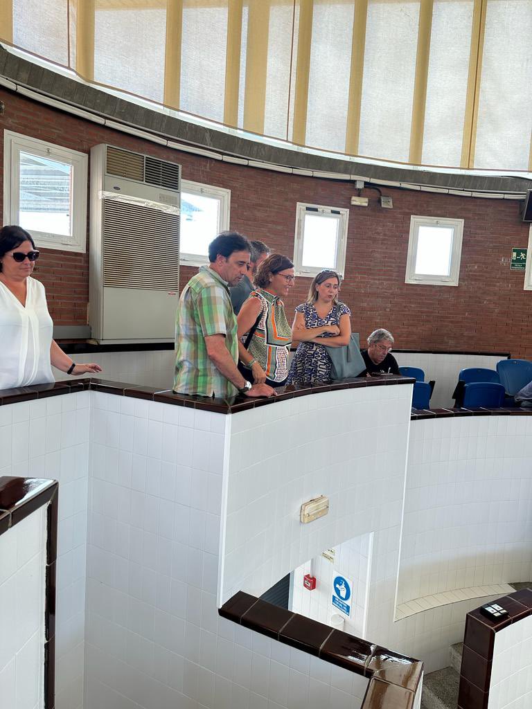 portsgencat's tweet photo. ⚓️ La directora, @morenonogue, fa una visita tècnica a la llotja de peix de #VilanovailaGeltrú. 

#portsgencat #Confraria https://t.co/7E0Kay9qow