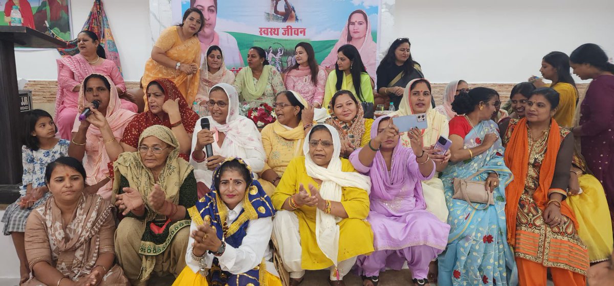 Sumitrabjp's tweet photo. #MM4millet का @BJP4Haryana प्रदेशमहिला मोर्चाअध्यक्षा @SunitaDangiHRY वझज्झर ज़िला महिला मोर्चा द्वारा #MyFavouriteMillets के निमितआयोजित कार्यक्रम मेंजाना हुआ उपस्थित महिलाओंको #millets की महत्त्वता पर विस्तार से चर्चा कीसावन तीज भी मनाया
@BJPMahilaMorcha @BJP4India @BJP4Delhi https://t.co/9dKjyU5g5K