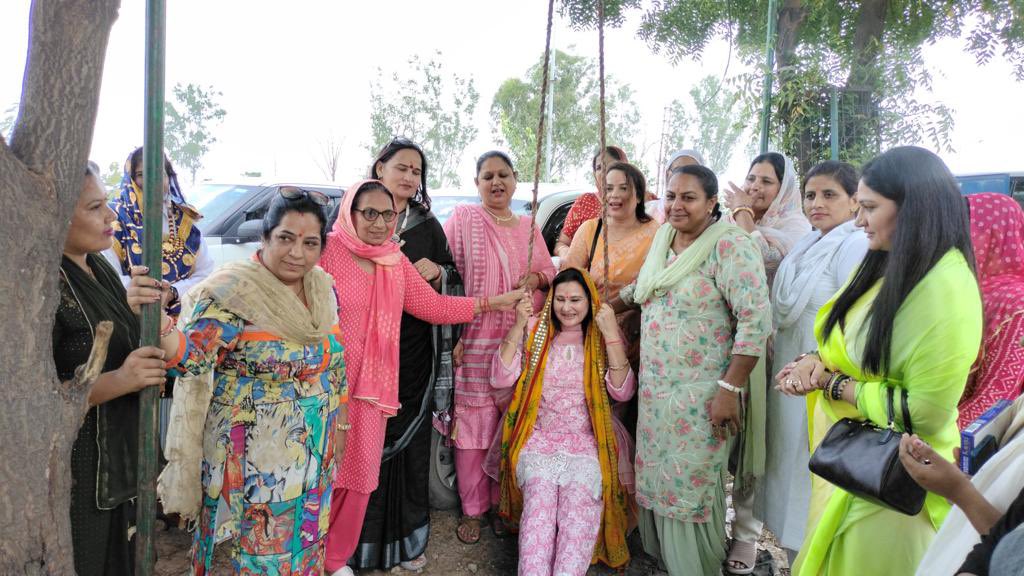 Sumitrabjp's tweet photo. #MM4millet का @BJP4Haryana प्रदेशमहिला मोर्चाअध्यक्षा @SunitaDangiHRY वझज्झर ज़िला महिला मोर्चा द्वारा #MyFavouriteMillets के निमितआयोजित कार्यक्रम मेंजाना हुआ उपस्थित महिलाओंको #millets की महत्त्वता पर विस्तार से चर्चा कीसावन तीज भी मनाया
@BJPMahilaMorcha @BJP4India @BJP4Delhi https://t.co/9dKjyU5g5K