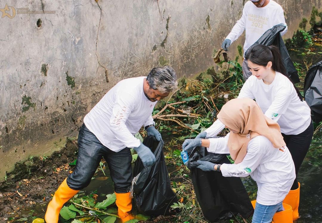 LovingValoffcl's tweet photo. [ LovingVal Update ] 💚🌿
Today Valerie, our Miss Eco Indonesia 2024 celebrate National River Day by taking proactive steps to clean up the trash in the river banks #ValerieAvril #LovingVal #MissMegaBintang2023 #beautyqueen #Indonesia #MissEcoInternational https://t.co/Ggc4Mq51vF