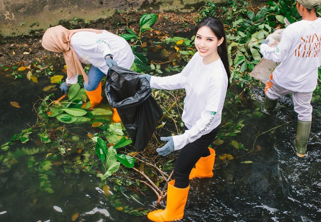 LovingValoffcl's tweet photo. [ LovingVal Update ] 💚🌿
Today Valerie, our Miss Eco Indonesia 2024 celebrate National River Day by taking proactive steps to clean up the trash in the river banks #ValerieAvril #LovingVal #MissMegaBintang2023 #beautyqueen #Indonesia #MissEcoInternational https://t.co/Ggc4Mq51vF
