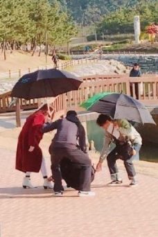 sg___1004's tweet photo. 뷰인사 목격사진중에 제일 좋아함 ㅜ 
신발끈 풀렸는지..
냅다 쭈그려서 묶어주는 이민기
냅다 발 주는 서현진
엉덩이에서 퐝당함이 느껴지는 매니저들 https://t.co/IOlVcuIg5z