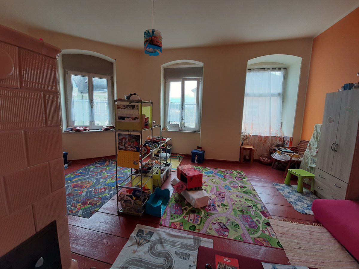 BOHOHV's tweet photo. Frisch eingetroffen: Sonnige Altbauwohnung mit Kachelöfen in bevorzugter Wohnlage von Zittau! 91 m² für unschlagbare 329 EUR Kaltmiete und KRISENFESTER Heizung (Kachelöfen bzw. Kohleöfen):
https://t.co/Vu2LKLfazE https://t.co/OzfSrcTA0f