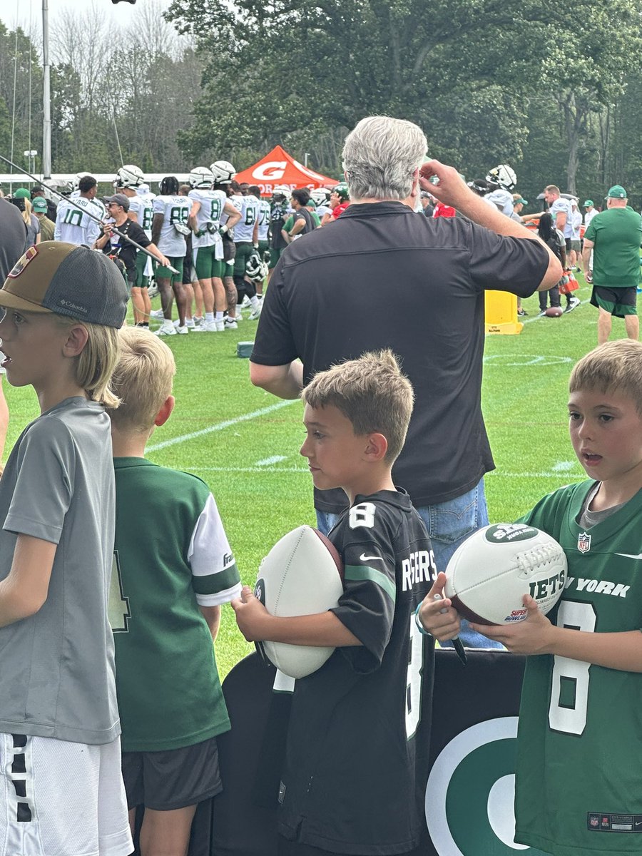 macho11fcb's tweet photo. @DonLagreca my son in the black Rodgers jersey has been a fan since 1947 and can’t even see jeez 🤣 https://t.co/sX9SvuA2AE