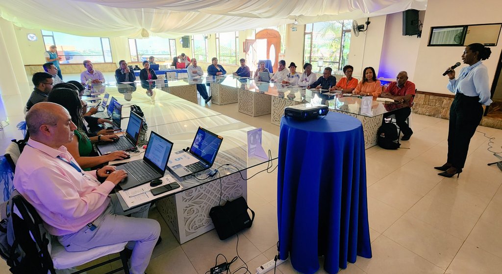 EducacionZ1Ec's tweet photo. [IBARRA] Con el objetivo de mejorar la gestión de la política educativa en territorio, @EducacionZ1Ec realiza un Taller Zonal dirigido a los 16 distritos de Imbabura, Carchi, Esmeraldas y Sucumbíos. Lidera esta actividad la coordinadora @martaluciavale. #TransformaciónEducativaEc https://t.co/AQAGFaydew