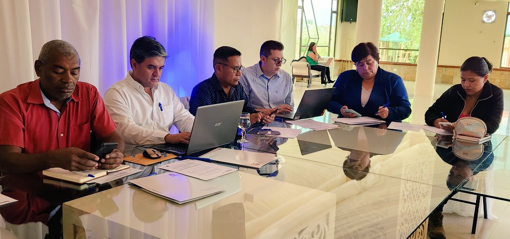 EducacionZ1Ec's tweet photo. [IBARRA] Con el objetivo de mejorar la gestión de la política educativa en territorio, @EducacionZ1Ec realiza un Taller Zonal dirigido a los 16 distritos de Imbabura, Carchi, Esmeraldas y Sucumbíos. Lidera esta actividad la coordinadora @martaluciavale. #TransformaciónEducativaEc https://t.co/AQAGFaydew