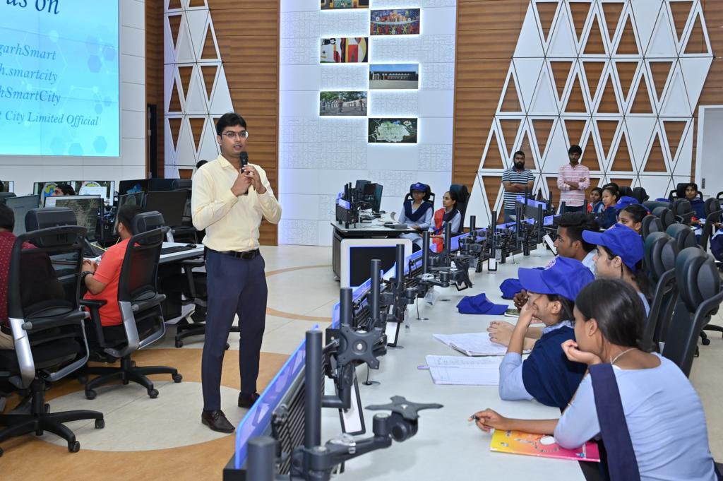 ChandigarhSmart's tweet photo. Enriching intellects, students from GMSSS Sec 21 attended the “Technology ki Pathshaala” at ICCC, gained valuable insights and information to shape their tech-driven future !!
#ChandigarhSmartCity #ICCCChandigarh #SmartCityChandigarh #TechnologyKiPathshaala #OutreachProgramme #School #Students #Youth
@CBC_Chandigarh @PIBChandigarh