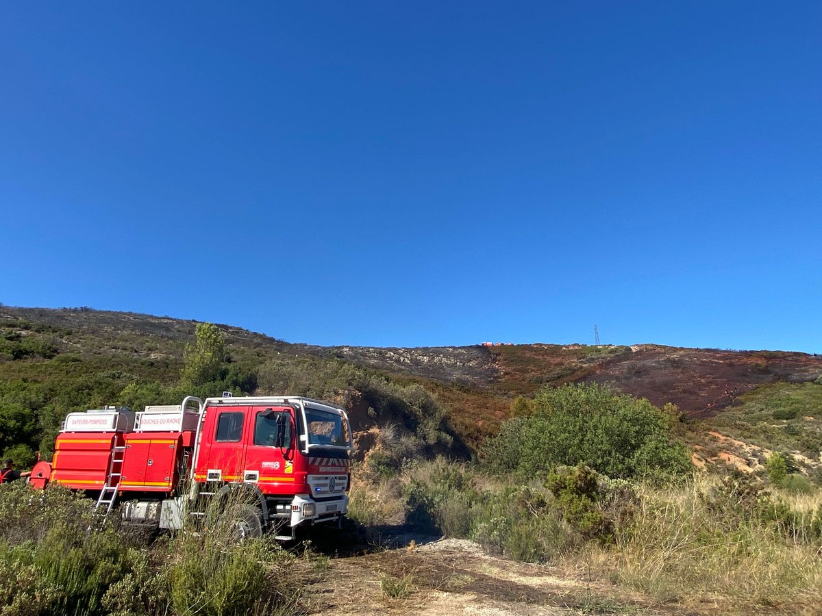 Pompiers_13's tweet photo. 🔥 L'#incendie de Lançon-Provence, qui a parcouru 30 hectares, est fixé. 

L'engagement rapide et massif des sapeurs-pompiers du @departement13 et des moyens aériens, dont les hélicoptères bombardiers d'eau des #Pompiers13, ont permis de protéger de nombreuses habitations 🏡. https://t.co/hYwU8uWU7T