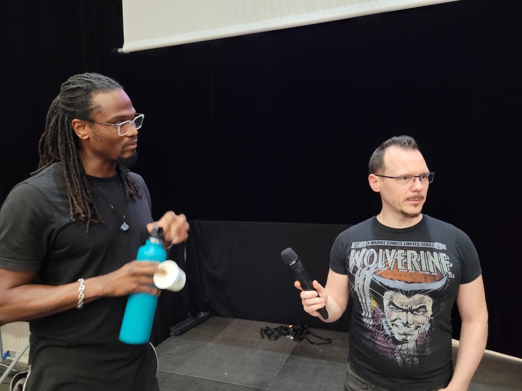 DocBrain9's tweet photo. Un bon souvenir de l'esport show tour avec le bro @AssadanSlyde avant la conf show sur scène ! https://t.co/HKAEAMzgXg