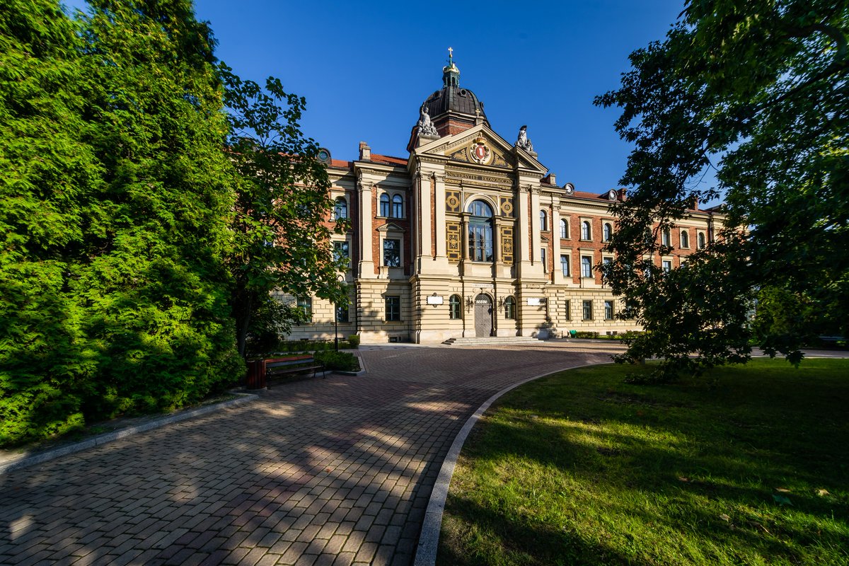 StanislawMazur9's tweet photo. Oferta dydaktyczna UEK spotkała się z ogromnym zainteresowaniem maturzystów. Odnotowano 15416 zgłoszeń. O możliwość podjęcia studiów aplikowało 8507 kandydatów i przyjęto 3522 osoby. Ponadto aplikowało 663 cudzoziemców, w tym przyjęto 320 osób. Nowo przyjętym Studentom gratuluję. https://t.co/5DIYa50GJp