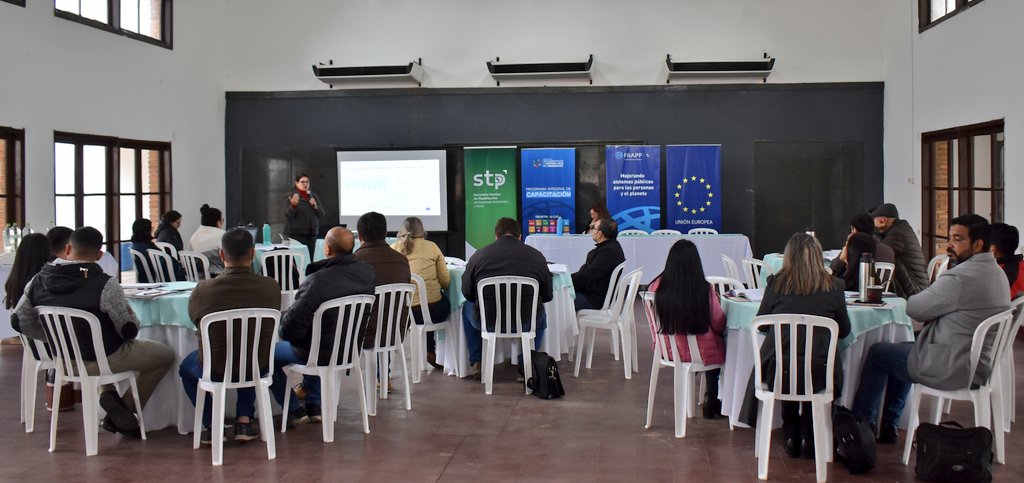 VEP_Paraguay's tweet photo. 🙆‍♀️ Desde la STP continuamos arduamente capacitando sobre la Guía para la Formulación del Plan de Desarrollo Municipal #PDSM a técnicos de los diferentes municipios del departamento de Ñeembucú.

➡️  Esta actividad se lleva a cabo gracias al apoyo de la @FIIAPP, @UEenParaguay. https://t.co/SNDHM4Y6DG