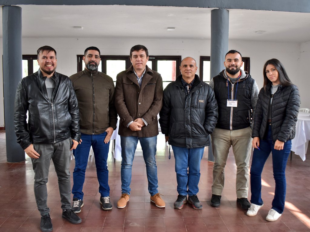 VEP_Paraguay's tweet photo. 🙆‍♀️ Desde la STP continuamos arduamente capacitando sobre la Guía para la Formulación del Plan de Desarrollo Municipal #PDSM a técnicos de los diferentes municipios del departamento de Ñeembucú.

➡️  Esta actividad se lleva a cabo gracias al apoyo de la @FIIAPP, @UEenParaguay. https://t.co/SNDHM4Y6DG