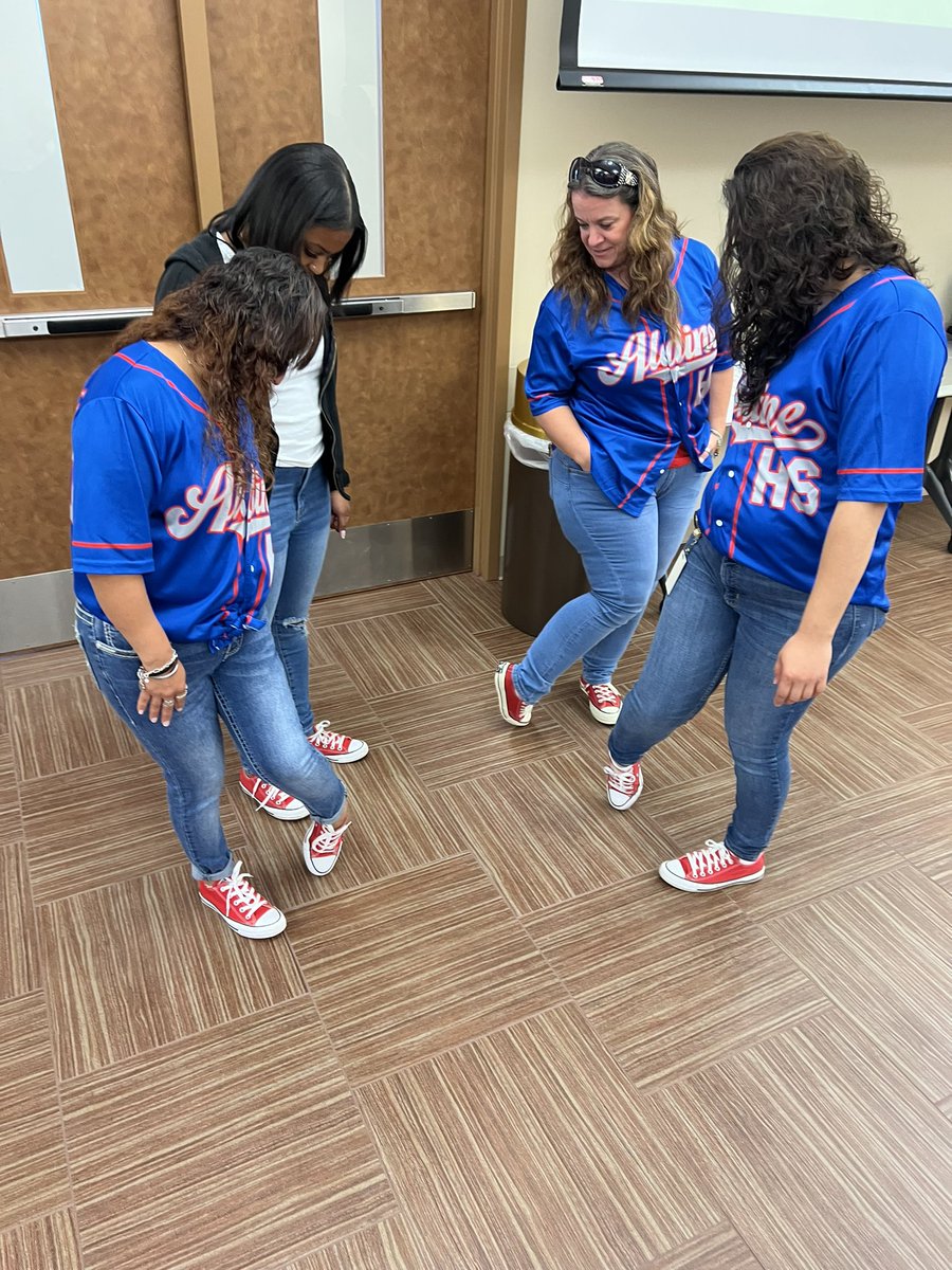 MVPerez10's tweet photo. Day 3 and final day of training camp! We found our sole mates!!! WE.ARE.HEADSTART #openingactivity @AldineHeadStart https://t.co/CiU6gWKCVd