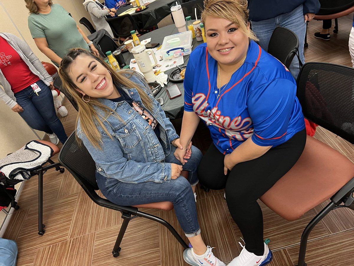 MVPerez10's tweet photo. Day 3 and final day of training camp! We found our sole mates!!! WE.ARE.HEADSTART #openingactivity @AldineHeadStart https://t.co/CiU6gWKCVd