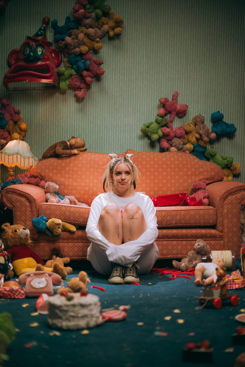 UNHEALTHY is out at midnight!!!! and just because I'm nice I made little videos for each track for you all to watch tomorrow 🍪🍫🍔🍬 
anne-marie.lnk.to/UNHEALTHYFILM