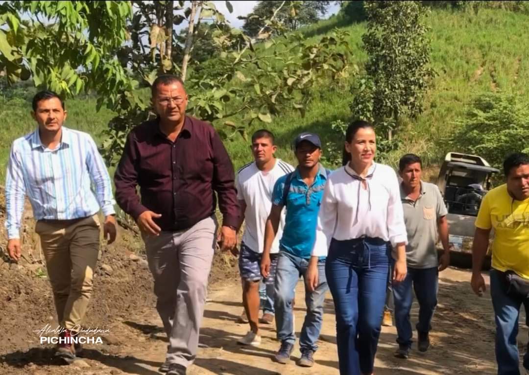 GADPichincha's tweet photo. Boca de Santa rosa - El Ajo
Leodan Intriago, realiza visita a los sectores Boca de Santa Rosa - El Ajo, Ojo de Agua y Los Laureles,  para constatar los trabajos que vienen realizando el GADP la Vicealcaldesa Yuli Mendoza y el Concejal Jhonny Molina acompañan al edil al recorrido. https://t.co/v2T8NSPhfV