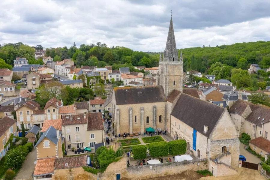 ChristineAlfarg's tweet photo. Prêt(s) à partir à l'aventure au fil du #Clain🛶dans un cadre idyllique et verdoyant ? C'est à #SaintBenoît et sa célèbre abbaye bénédictine⛪️près de @P0ITIERS https://t.co/EFw7LnvJhH @departement86 @departementsfr @tourisme86 @MarquePoitou #MagnifiqueFrance #Poitou #Vienne☀️ https://t.co/XLokW8ukiU