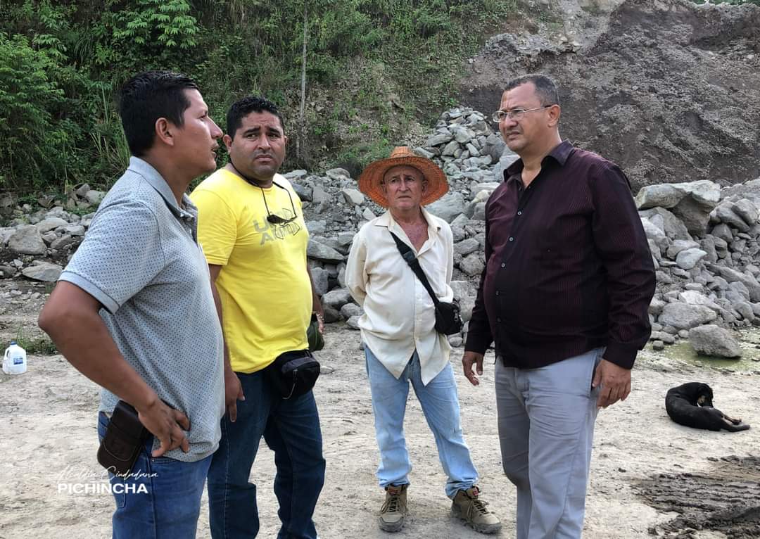 GADPichincha's tweet photo. Boca de Santa rosa - El Ajo
Leodan Intriago, realiza visita a los sectores Boca de Santa Rosa - El Ajo, Ojo de Agua y Los Laureles,  para constatar los trabajos que vienen realizando el GADP la Vicealcaldesa Yuli Mendoza y el Concejal Jhonny Molina acompañan al edil al recorrido. https://t.co/v2T8NSPhfV
