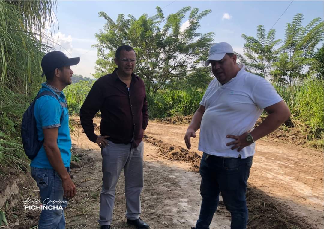 GADPichincha's tweet photo. Boca de Santa rosa - El Ajo
Leodan Intriago, realiza visita a los sectores Boca de Santa Rosa - El Ajo, Ojo de Agua y Los Laureles,  para constatar los trabajos que vienen realizando el GADP la Vicealcaldesa Yuli Mendoza y el Concejal Jhonny Molina acompañan al edil al recorrido. https://t.co/v2T8NSPhfV