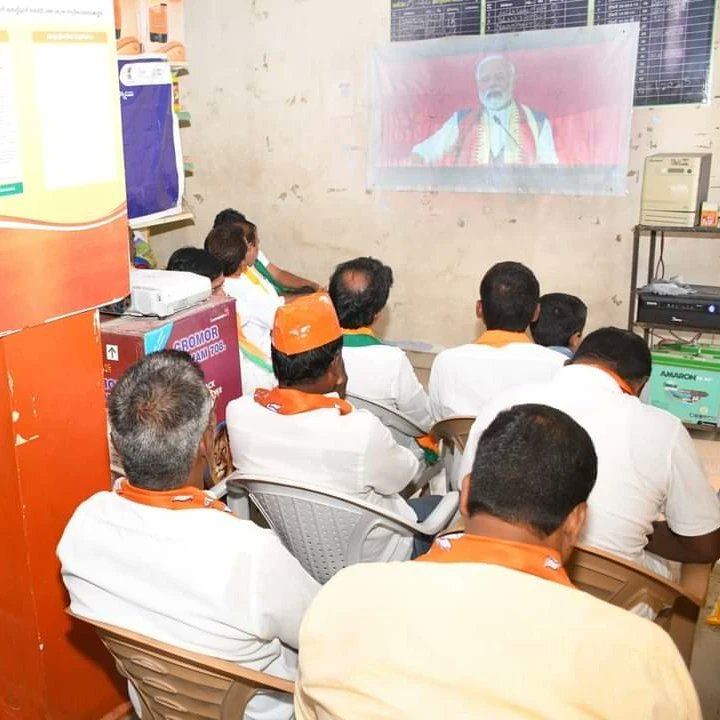 VeeraReddy_BJP's tweet photo. భారత ప్రధాన మంత్రి శ్రీ నరేంద్ర మోడీ గారు ఈ రోజు ప్రధాన మంత్రి కిసాన్ సమృద్ది కేంద్రం ( PMKSK) లను జాతికి అంకితం చేస్తూ, రైతులకు ప్రయోజకారిని అయిన యూరియా గోల్డ్ అనే కొత్త రకం యూరియాని ప్రవేశపెట్టిన కార్యక్రమాన్ని నాయకులు, రైతులతో కలిసి వర్చువల్ గా వీక్షించడం జరిగింది...
 #TeamDVR https://t.co/tRBq126Qrp