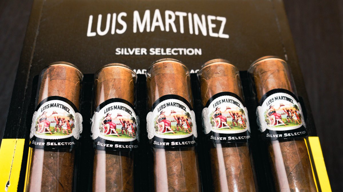 CasaOffCuba's tweet photo. Luis Martinez Silver Selection é uma obra-prima de excelência e sabor requintado. Com sua aura distinta e meticulosa, esta criação cativa os sentidos dos apreciadores. Cada detalhe desta experiência é um convite a um momento especial, revelando um mundo de prazer e sofisticação. https://t.co/l0h0AwwxWC
