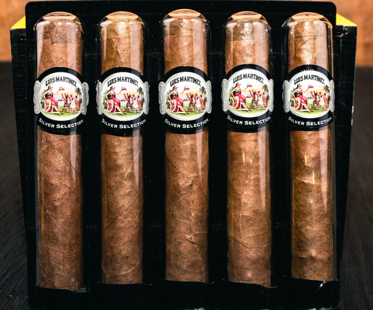 CasaOffCuba's tweet photo. Luis Martinez Silver Selection é uma obra-prima de excelência e sabor requintado. Com sua aura distinta e meticulosa, esta criação cativa os sentidos dos apreciadores. Cada detalhe desta experiência é um convite a um momento especial, revelando um mundo de prazer e sofisticação. https://t.co/l0h0AwwxWC