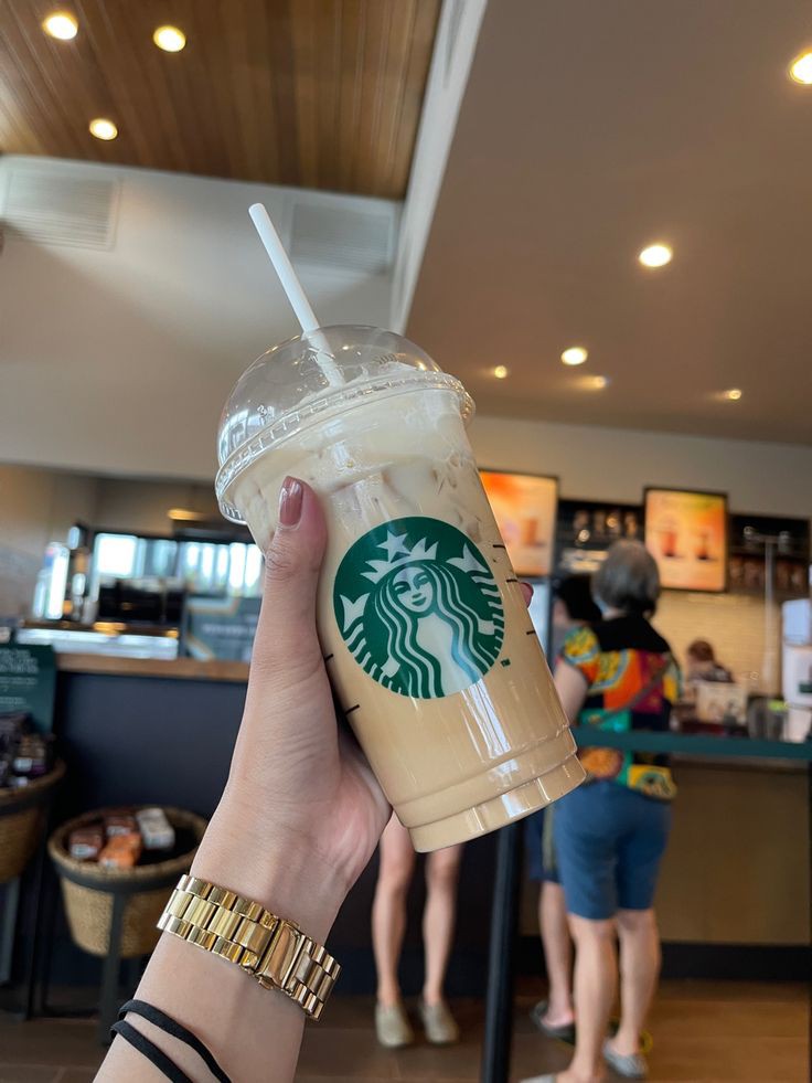 ➛ Karton Kutudaki 5 Lira'lık "Starbucks" Kahve'yi 87 Lira'ya Alıp,
➛ Olimpiyat Meşalesi Gibi Elinde Gezdirdiğinde Statü Atladığını Zanneden Aç ve İşsiz Gençlerimize Starbucks 523 Şubesi İle 87 Liradan Kahve Yetiştiremiyor!
➛ Avrupa ve Ülkemizde Olan Starbucks Şube Sayısı.