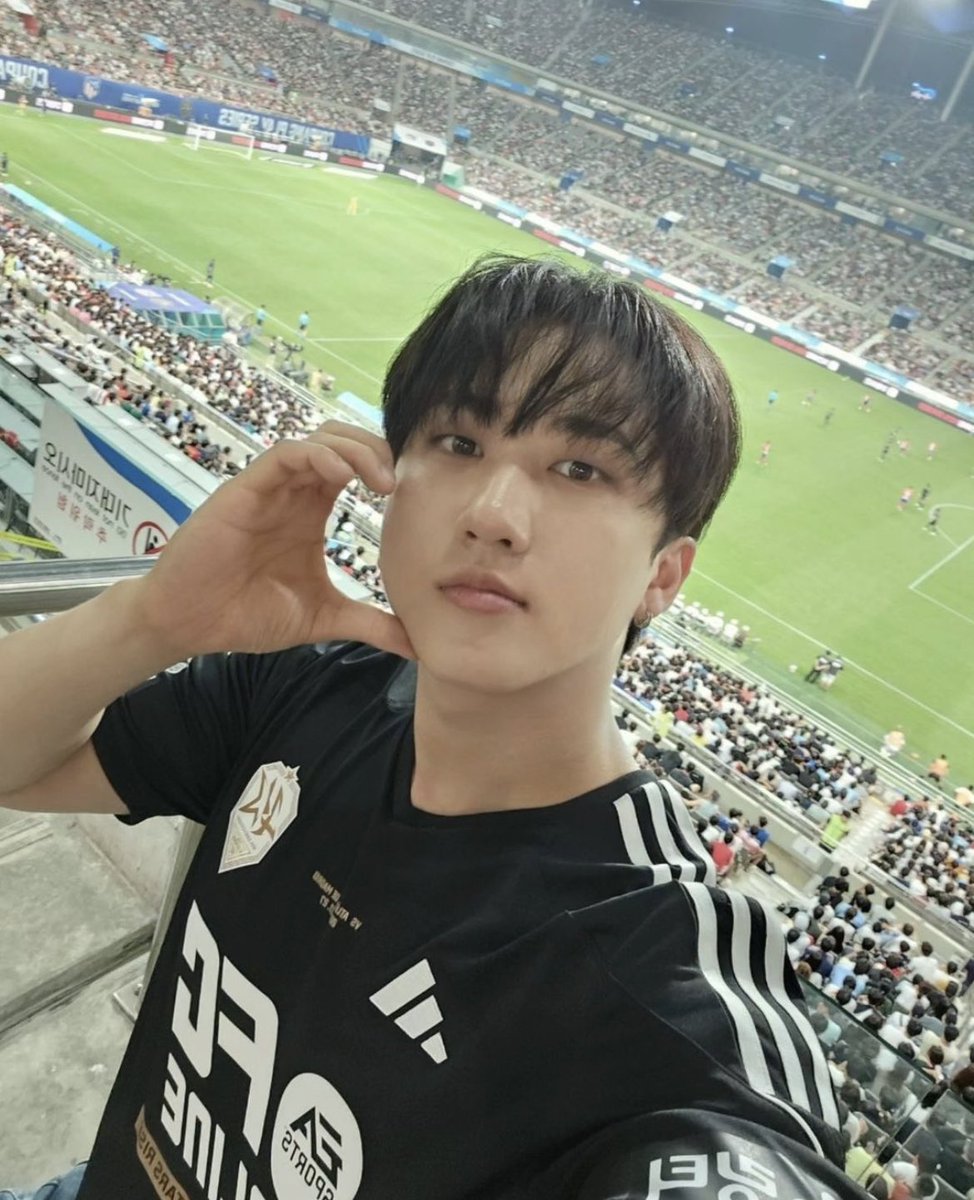 binniebeloved's tweet photo. Changbin o que eu seria sem você? https://t.co/1AqfpfStDH