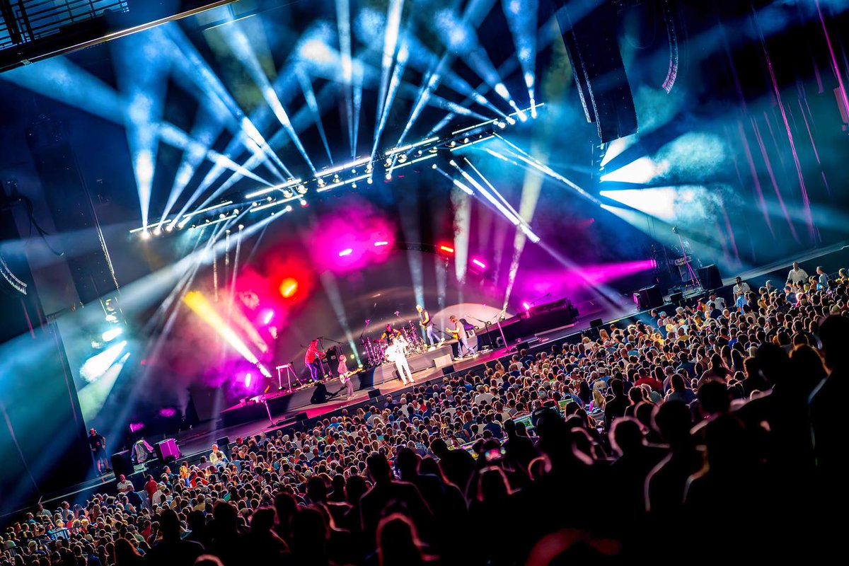 Thank you Virginia Beach!! 
<a href="/vabeachamp/">Veterans United Home Loans Amphitheater</a> #SlowDreamTour