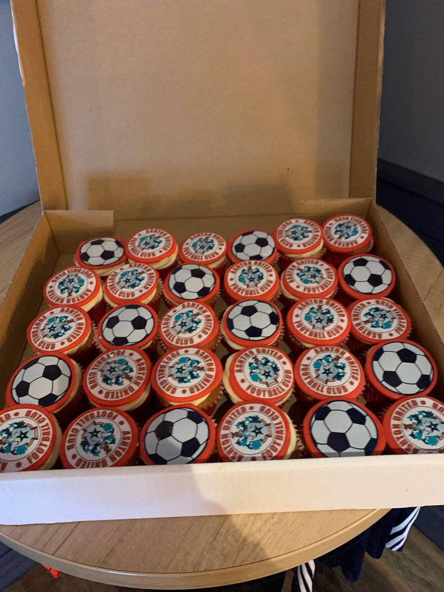 JonathanSayer1's tweet image. Thanks so much to everyone who came to the launch of #NowheretoRun last night. Still waiting on photos from the event but here’s some of books, cupcakes and me looking serious before we started. 

penguin.co.uk/books/455269/n…