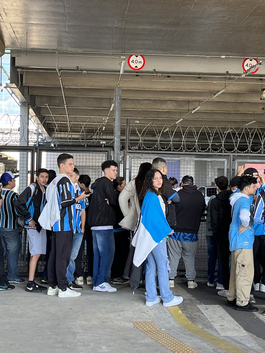 bcmarsilli's tweet photo. Vários torcedores do @Gremio já aguardam a chegada de Luan aqui no Aeroporto Salgado Filho. Jogador chega por volta de 13:30 a Porto Alegre, faz exames médicos e assina com o tricolor até o final do ano. @globoesporters https://t.co/SnLCqzfHpT