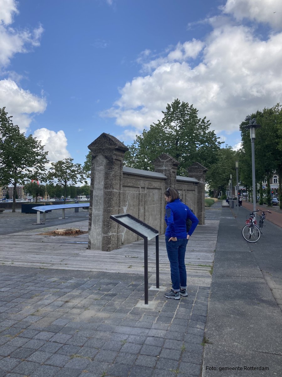 Stadsbeheer010's tweet photo. De informatie over het Joods monument bij #Loods24 is nu via een QR-code ook te lezen in het #Engels en #Hebreeuws op twee nieuwe informatiepanelen. Een mooie aanvulling. Wij beheren en onderhouden onze #Monumenten met #Hartvoor010. Meer info: https://t.co/KwEzs1Hqc6 https://t.co/wdR9MSpqOK