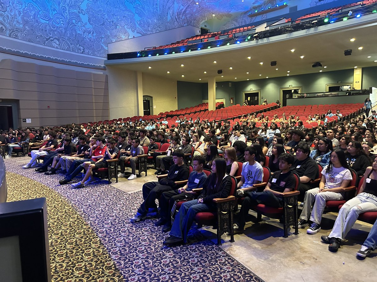 MrPriceCHS's tweet photo. Day two of CHS freshmen orientation. Welcome freshmen and thank you to our amazing Link Crew!! https://t.co/Wb6VCHfs03