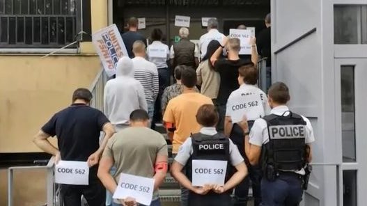 info_Paris_IDF's tweet photo. 🔴 DIRECT - #Code562 : Gérald #Darmanin va rencontrer des policiers au commissariat du XIXe arrondissement de #Paris avant de recevoir les syndicats de police.

👉 Le #ministre de l’Intérieur s’exprimera durant ce déplacement. (BFM) #Paris19 https://t.co/A2N3njEtSM