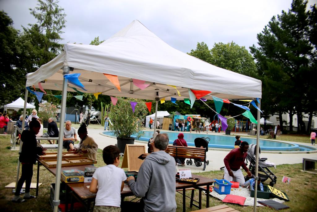 Le festival itinérant des 'Rendez-vous aux pataugeoires' se poursuit ! 💦 Jusqu'au 29 juillet, l'événement proposé par l'association @paqlalune est à #NantesNord, aux abords de la pataugeoire de la Boissière. Le programme : paqlalune.fr/wp-content/upl…