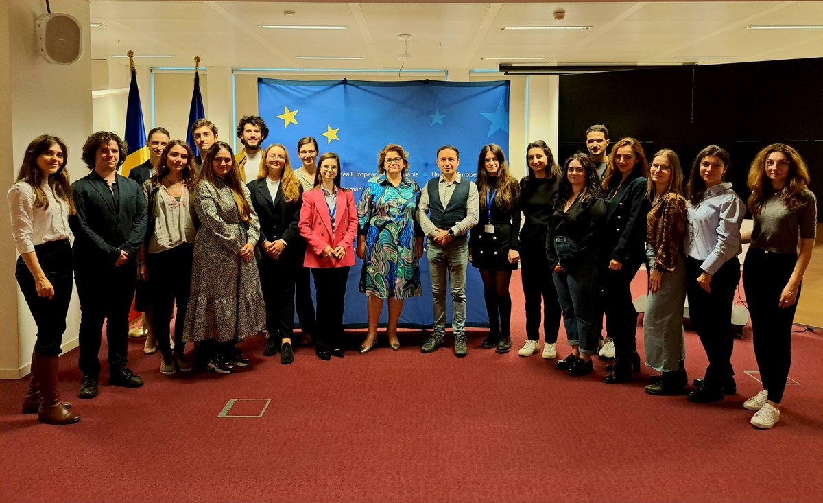 Pleased to meet a new generation of 🇷🇴Romanian #BlueBook trainees working in the 🇪🇺 <a href="/EU_Commission/">European Commission</a> and share our professional experience working with EU institutions. Applications are open for the next session until 31st of August @  traineeships.ec.europa.eu