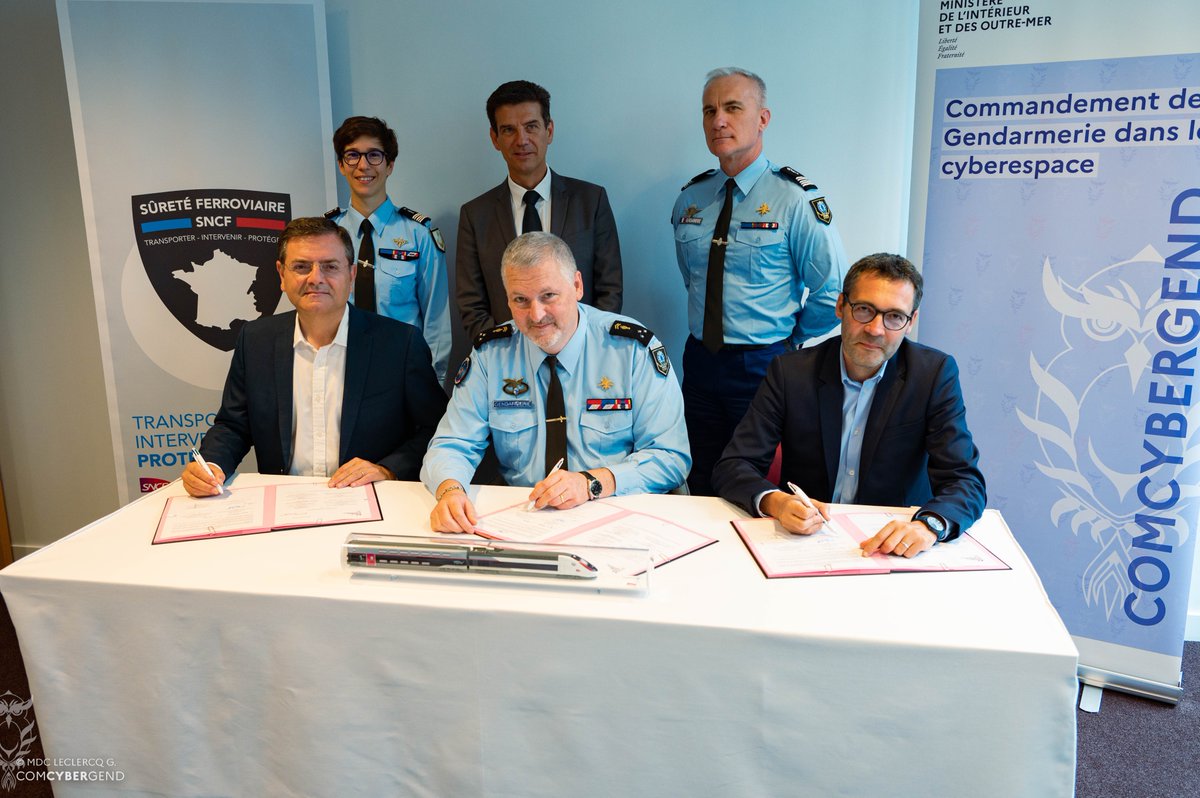 CyberGEND's tweet photo. 🤝 Signature ce jour, au siège du @GroupeSNCF, d'un #partenariat entre le #ComCyberGend, @SNCFNumerique et la Sûreté ferroviaire afin de lutter contre les #cybermenaces par le partage d'informations et des appuis mutuels de #formation et de #prévention. https://t.co/aSSNoPlhlt