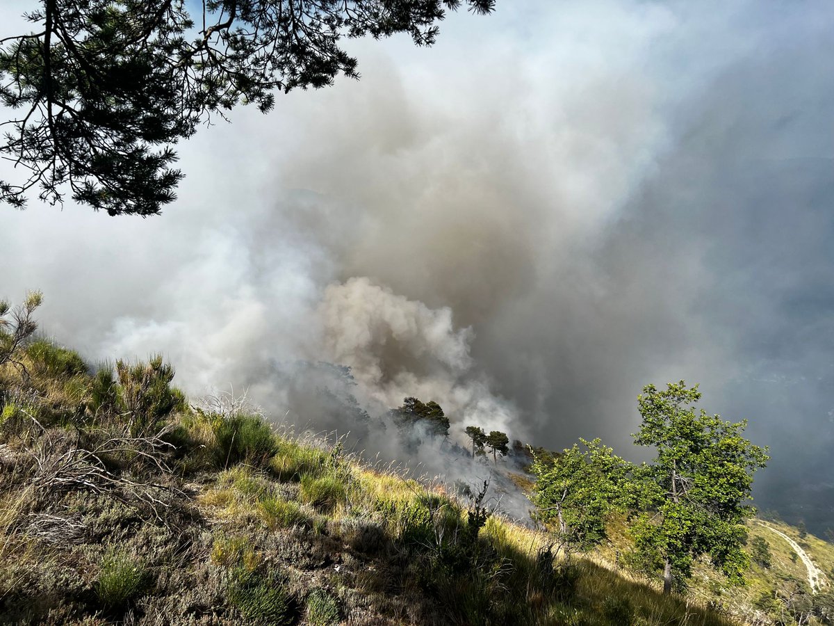 🔴 Point de situation à 18h00 : #FDF commune de #Bairols (06) 

👉 L'incendie est toujours en cours, plus de 48 heures après son départ. 

🌳 100 hectares ont été parcourus. 

🚁 6 HBE, dont 2 du @SDIS83 et 1 de la @SecCivileFrance, assurent le relais en continu, 3 par 3. 

🚒