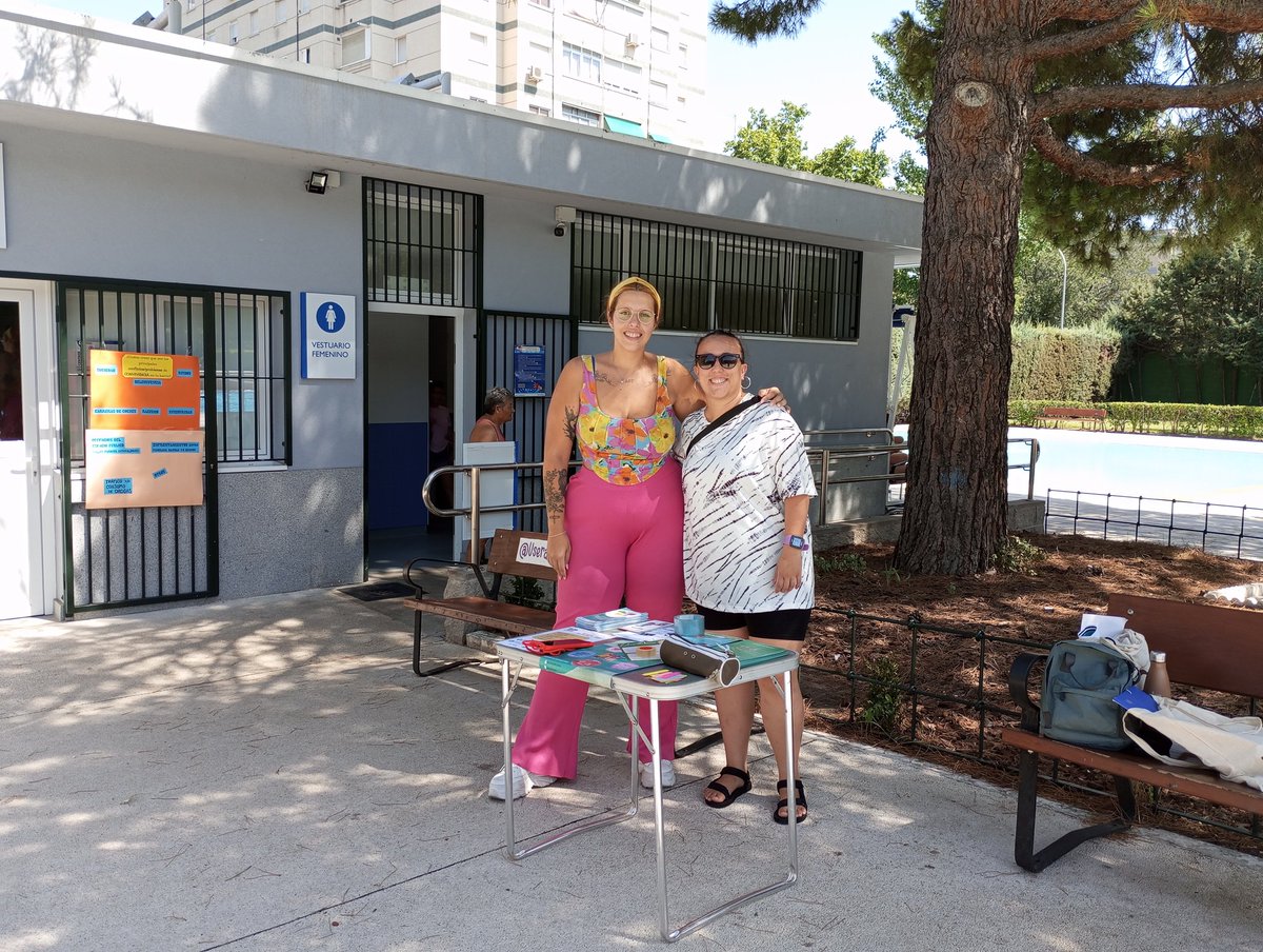 ImpactoSFermin's tweet photo. Desde la #Piscina de #BarrioSanFermin los Proyectos de la @FRAVM de Im(PACTO) en el Barrio, Barrios en Movimiento, @EnlazandoMadrid y @EmpleoFRAVM difundiendo los recursos y charlando con el vecindario sobre Convivencia, necesidades y preocupaciones... https://t.co/GXM3Rv9FQH