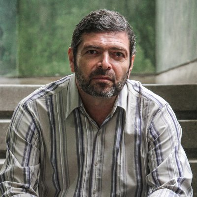 neoliberalchile's tweet photo. #URGENTE🚨| Detienen al sociólogo e ideólogo del Frente Amplio, Carlos Ruiz, por violencia intrafamiliar. Fue detenido anoche tras agredir a puños a su pareja, ahora será formalizado. https://t.co/gTBNmj9WTD