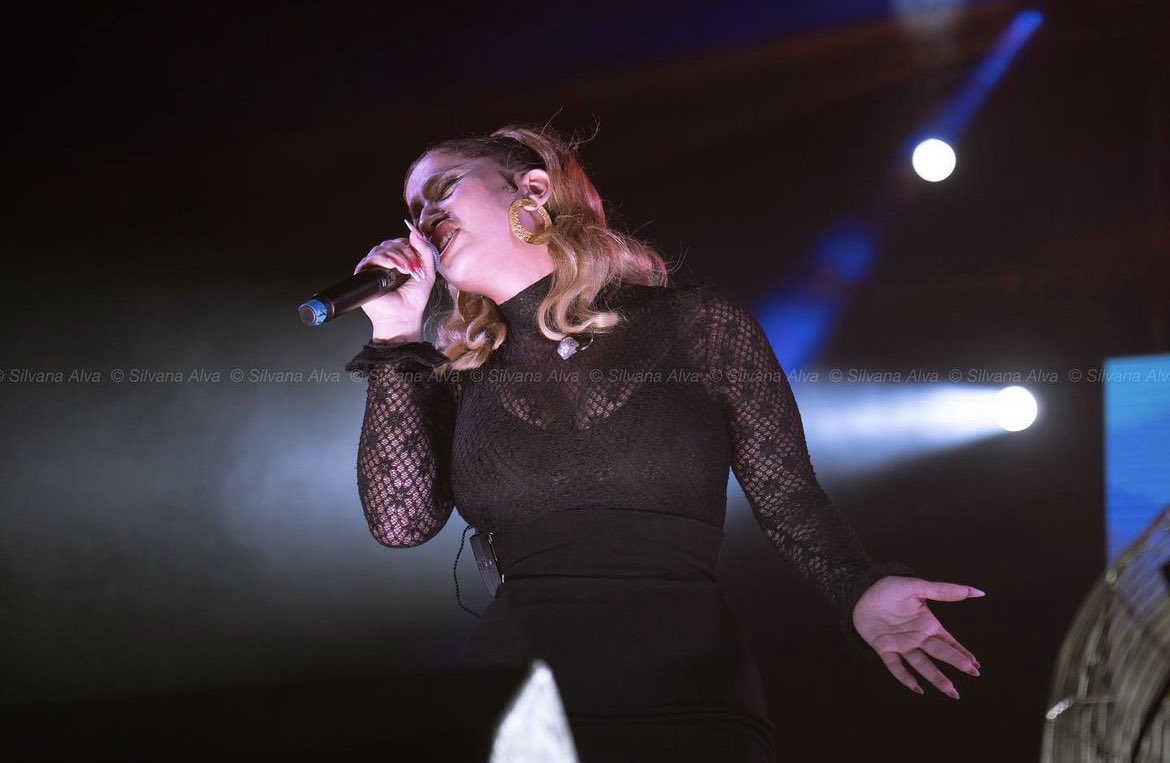 yes i will in fact keep obsessing over every single picture i see of her performing