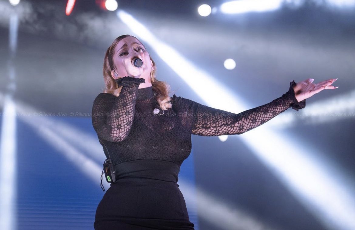 gretaglls's tweet photo. yes i will in fact keep obsessing over every single picture i see of her performing https://t.co/CaaoFBXz57