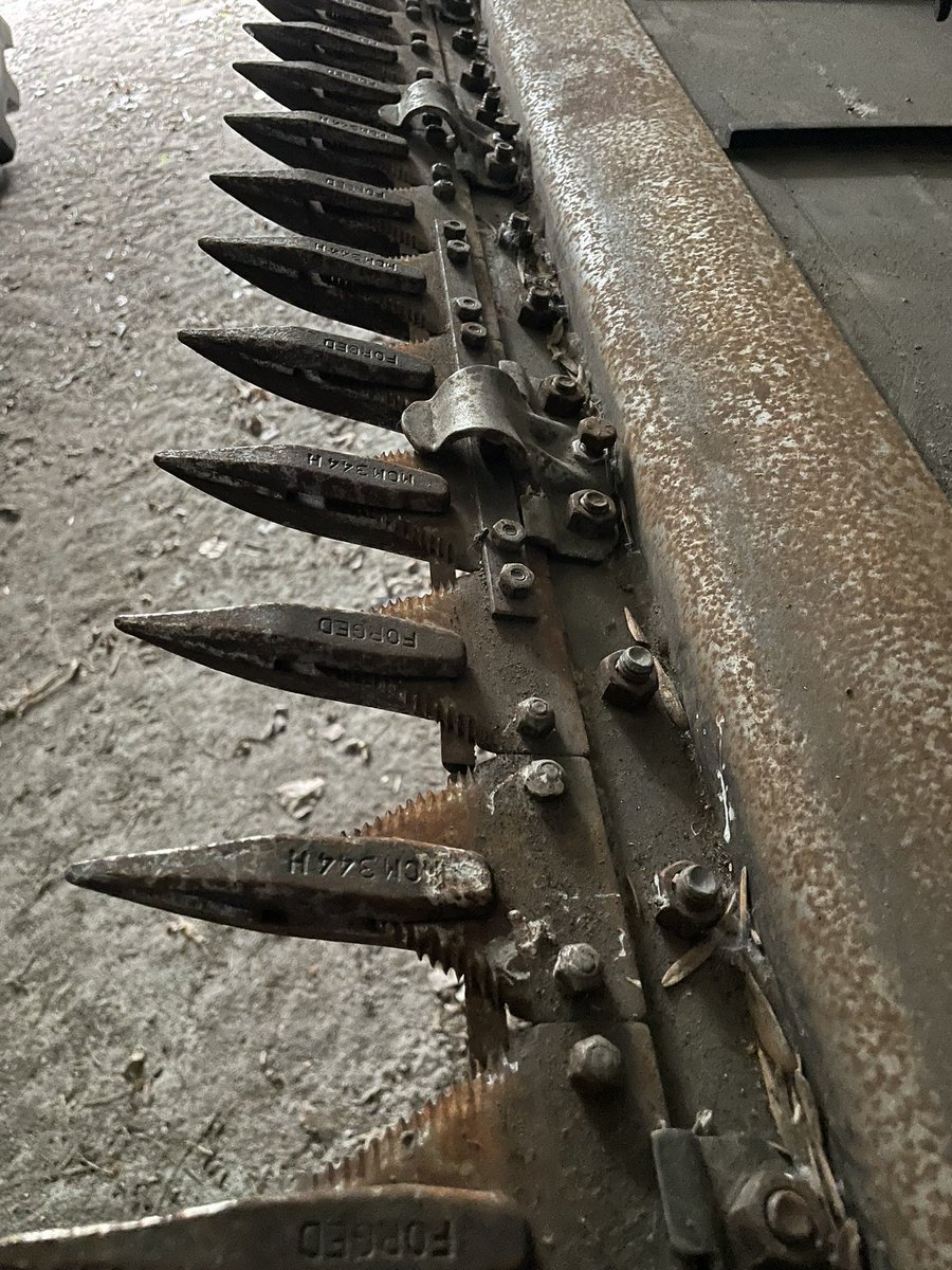 KyleGeske's tweet photo. F/S macdon FD75s 2013 model.  35’ w/JD adapter.  Has pea auger and contour buddies.  No transport or trailer.  Asking $42k/obo https://t.co/PiI6HVYzl7