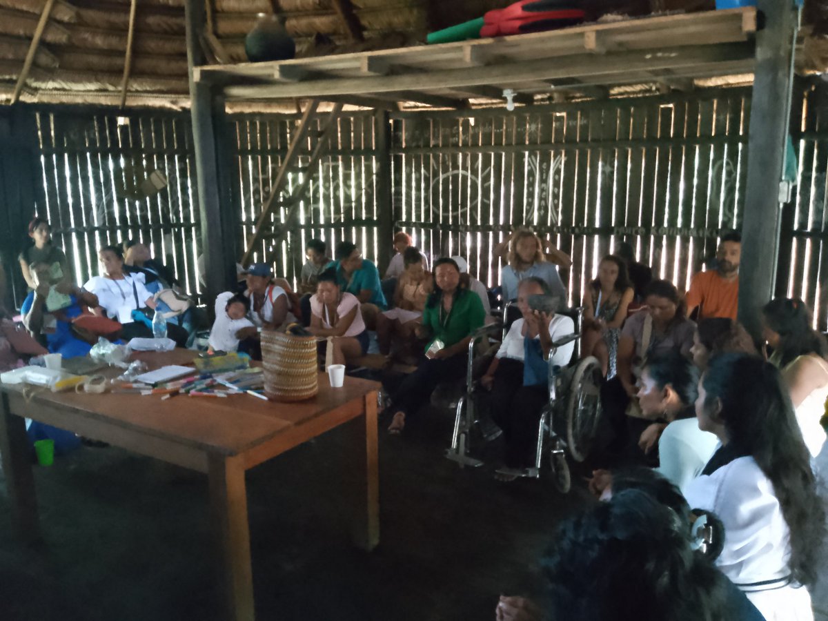 Continúa la sesión 2: artes de hacer, en la maloca hija de la UN, donde las mejores toman la palabra sobre el qué hacer femenino con la cuia en la mano.