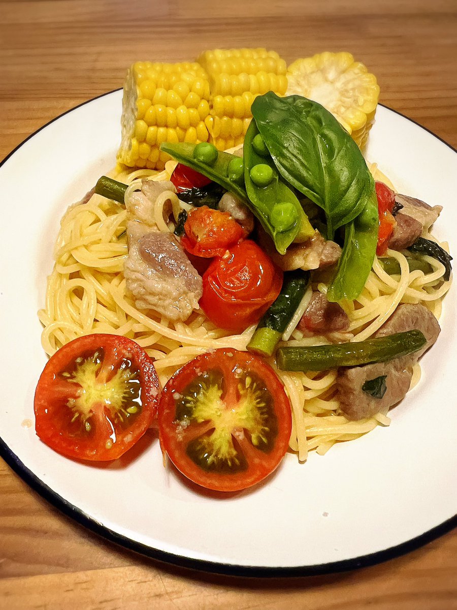 kajisuruotto's tweet photo. 夜は色鮮やかなパスタを作って、僕は飲みに行きました。手前のトマトは庭で収穫。おいしいのは気持ちの問題か。

我が子、「あっち（熱い）」に続いて「ちめたーい👶（冷たい）」が流行中。だいたいどちらかです

#おうちごはん https://t.co/12oBCbcMJ2