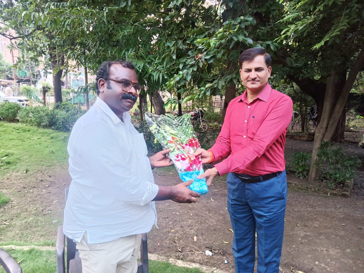 आज अधीक्षण अभियंता मंडला वृत द्वारा माननीय विधायक श्री अशोक मार्सकोले विधानसभा निवास से सौजन्य भेंट की गई एवं म प्र शासन की योजनाओं एवं आरडीएसएस के बारे में अधतन जानकारी दी गई।